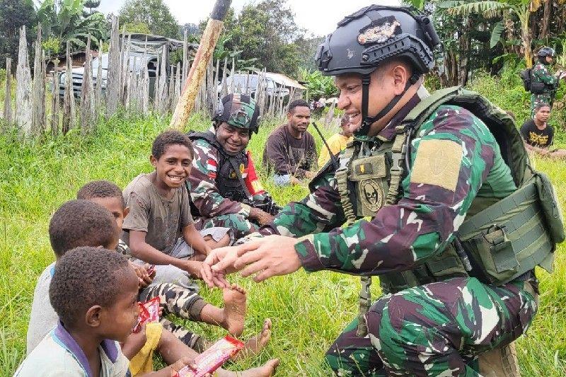 TNI berikan "Trauma Healing" ke Masyarakat Kampung Tulo Pegubin Pascaaksi Teror KSB Bintang Timur