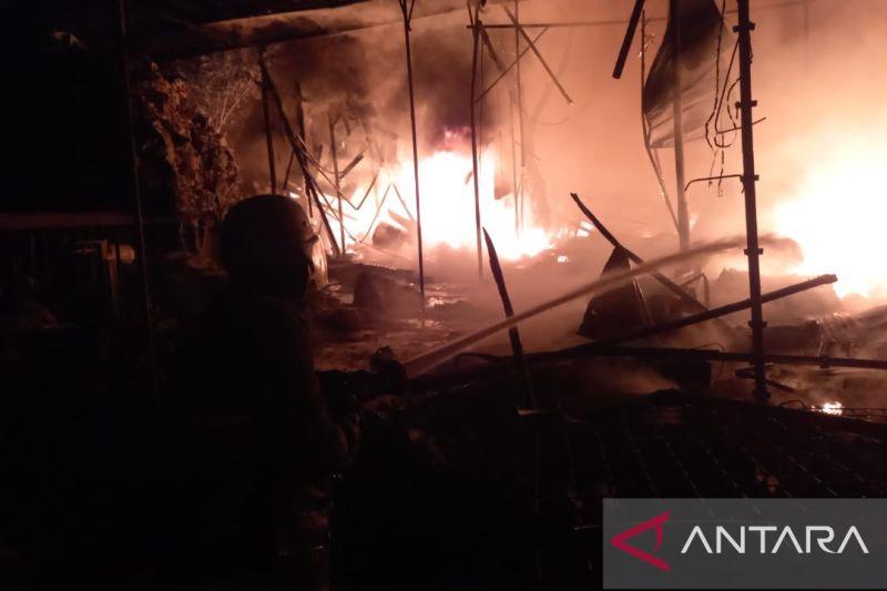 Lapak Barang Bekas di Cipayung Ludes Terbakar, Kerugian Capai Rp300 Juta