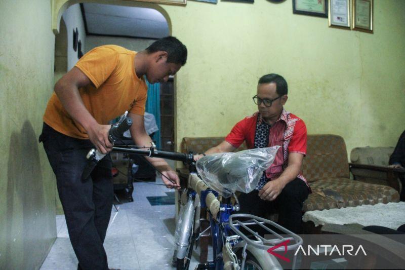 Bima Arya Beri Sepeda ke Bocah SMP Bantu Buka Jalur Mobil Damkar