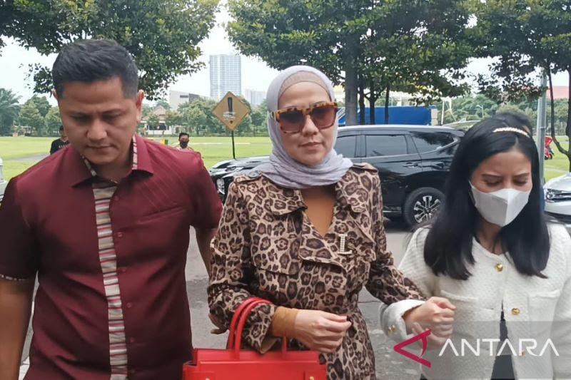 Venna Melinda Serahkan Bukti-bukti Kasus KDRT Ferry Irawan