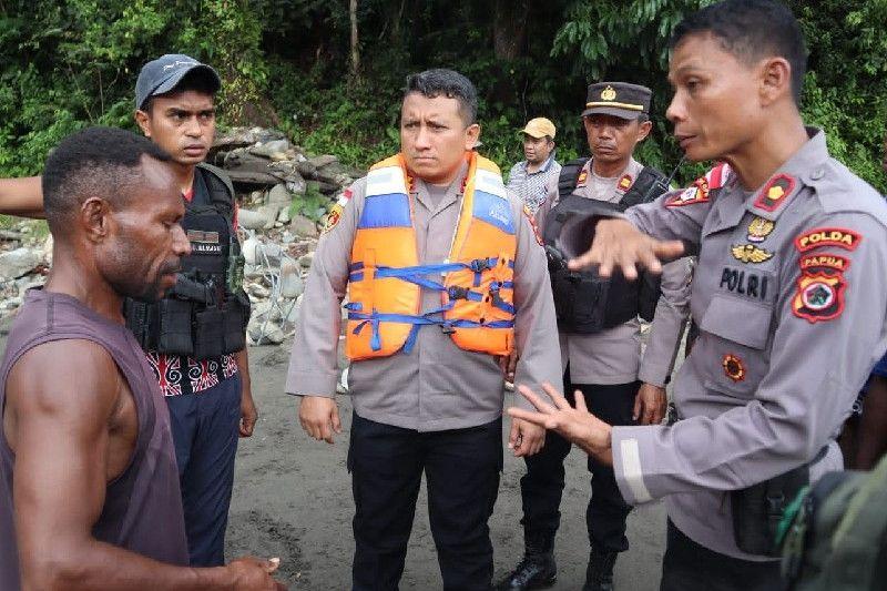Warga Iwur Bantu Cari 3 Anggota Polres Pegunungan Bintang Hilang di Sungai Digoel