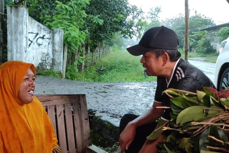 Dengar Curhatan Ibu Penjual Rambutan, Dedi Mulyadi Nangis Tersedu-sedu