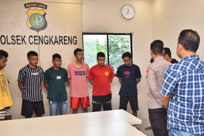 Polrestro Jakbar Tangkap 10 Preman Bersajam Pengeroyok Warga di Cengkareng