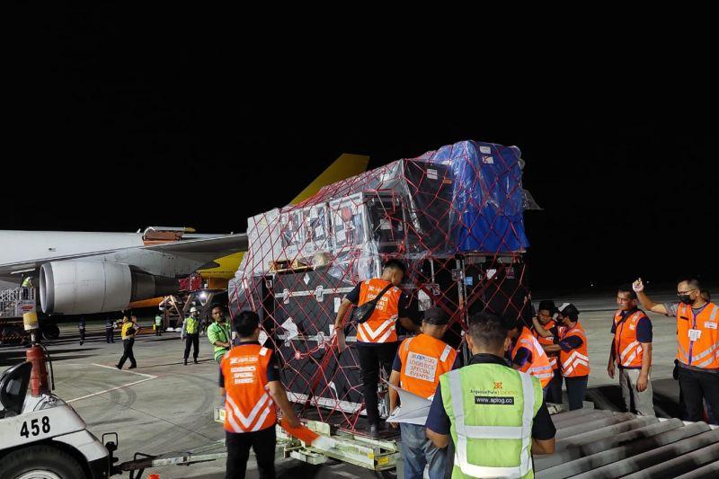 Pesawat Pengangkut 97,8 Ton Logistik WSBK Tiba di Bandara Lombok