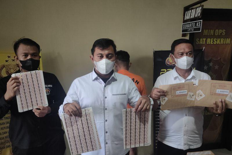 Polresta Bandarlampung Tangkap Penadah Meterai Curian Rp 1,5 Miliar Milik PT Pos