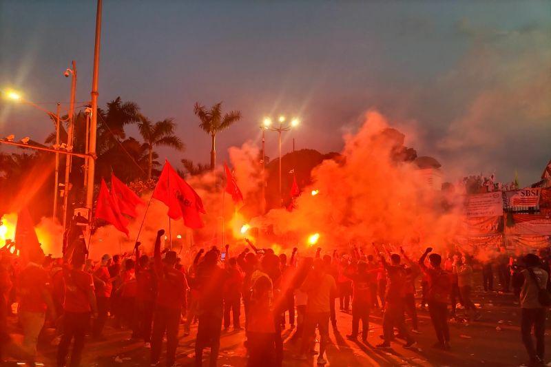 Buruh Tinggalkan Gedung DPR sambil Nyalakan Flare