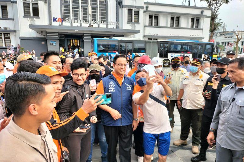 Gubernur Anies Dikerubungi Warga untuk Selfie di Kota Tua
