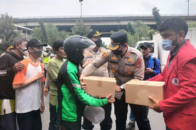 Polres Metro Jakbar Bagi-bagi 500 Paket Bantuan Pangan untuk Ojol dan Warga