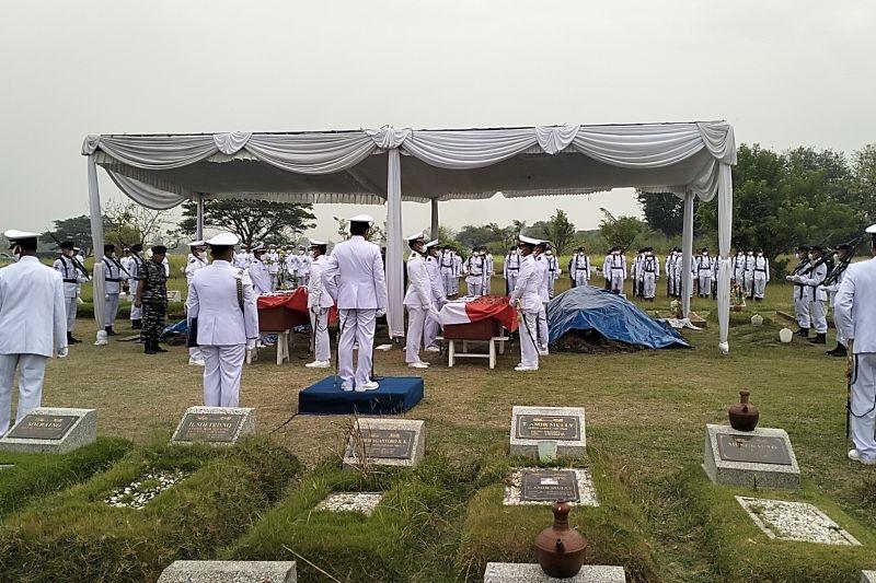 Pilot dan Kopilot Pesawat Latih TNI AL Bonanza Dimakamkan Berdampingan