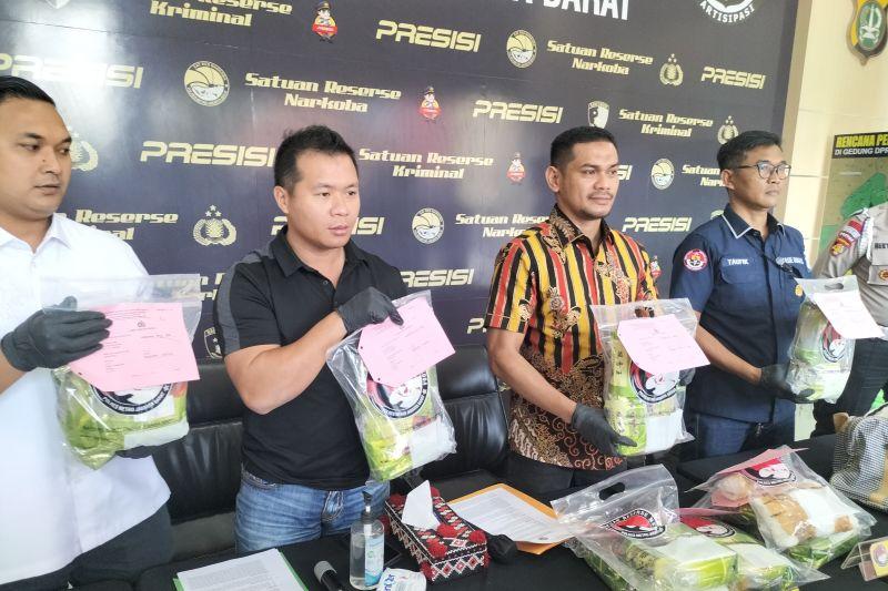 Polres Jakbar Berhasil Bongkar 10 kg Sabu Siap Edar yang Dikubur di Halaman Rumah