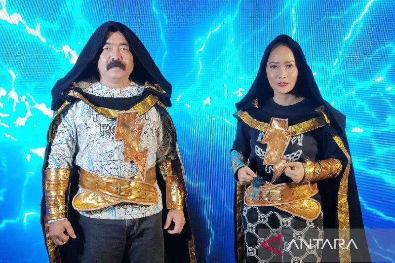 Lucu! Inul Daratista Ajak Suami Cosplay jadi 'Black Adam'
