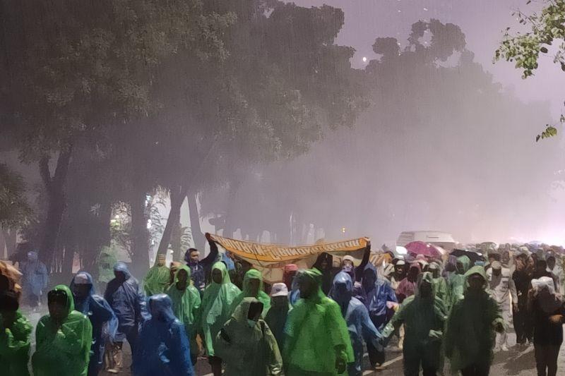 Hujan Kian Deras, Massa Aksi 411 Bubarkan Diri