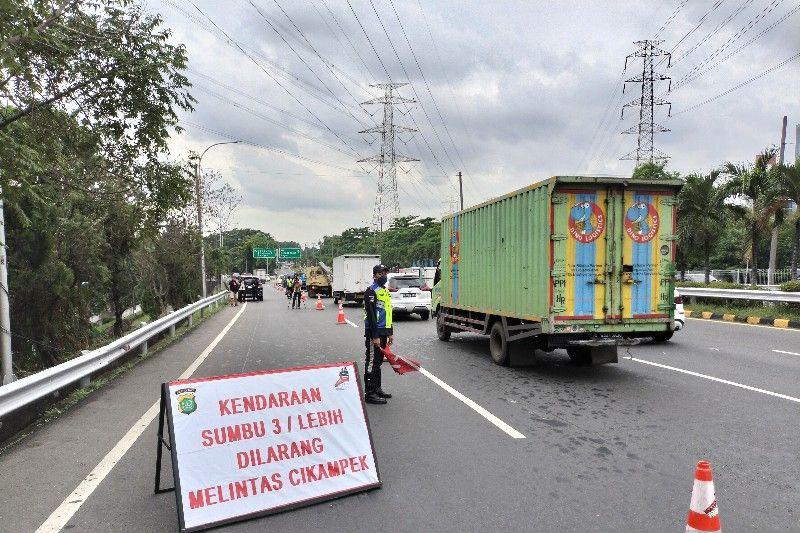 Kendaraan Sumbu Tiga Atau Lebih Dilarang Melintasi Tol Japek Selama Nataru!