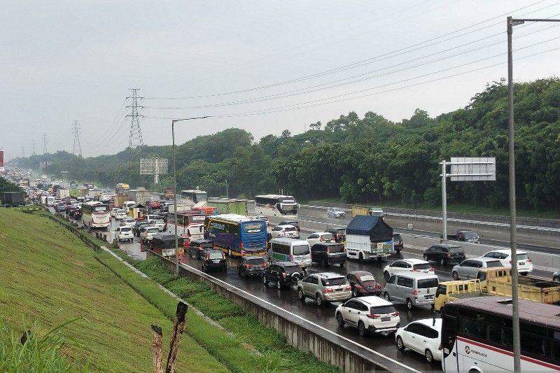 Tol Jakarta-Cikampek Terpantau Padat Merayap pada H-1 Natal 2022