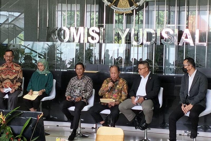 Komisi Yudisial Curhat Sulit Sadap Telepon Hakim Nakal