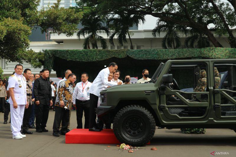 Presiden Pecahkan Kendi untuk Kendaraan Taktis Bernama Maung
