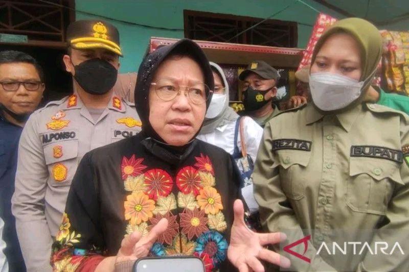 Mensos Risma Kunjungi dan Beri Bantuan ke Bocah Korban Pelecehan di Inhu