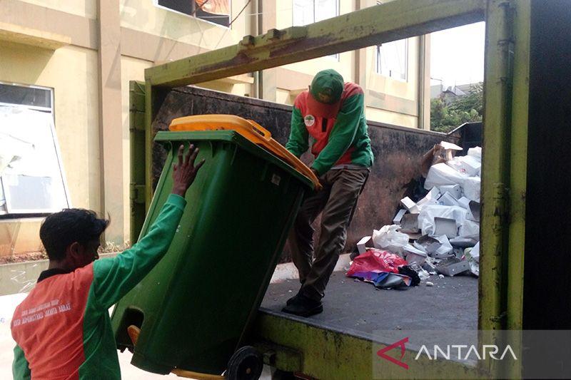Bakar Sampah Sembarangan, Warga Jakbar akan Didenda Rp500 Ribu
