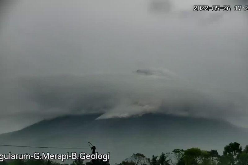 Gunung Merapi Tiga Kali Luncurkan Awan Panas Sejauh 2 Kilometer ke Barat Daya