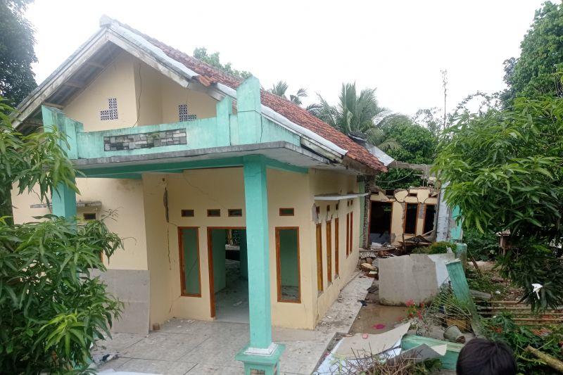Puluhan Warga Mengungsi Akibat Tanah Bergerak di Lebak Banten