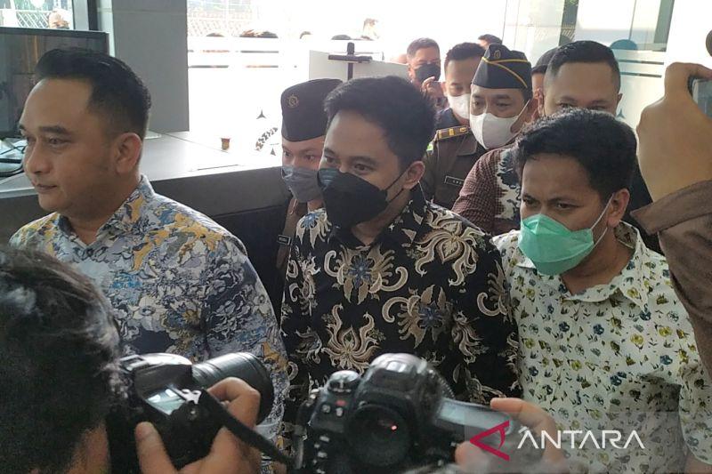 Pelimpahan Berkas Perkara Tahap 2 'Crazy Rich Soreang' Doni Salmanan Datangi Kejaksaan Tinggi Jabar