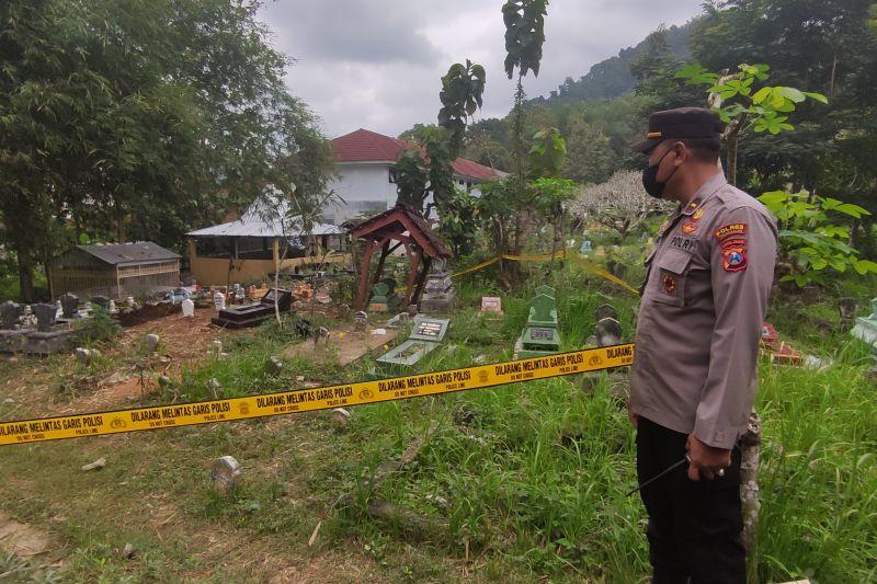 Saat Menggali Makam, Tukang Gali Kubur di Trenggalek Temukan Benda Diduga Mortir