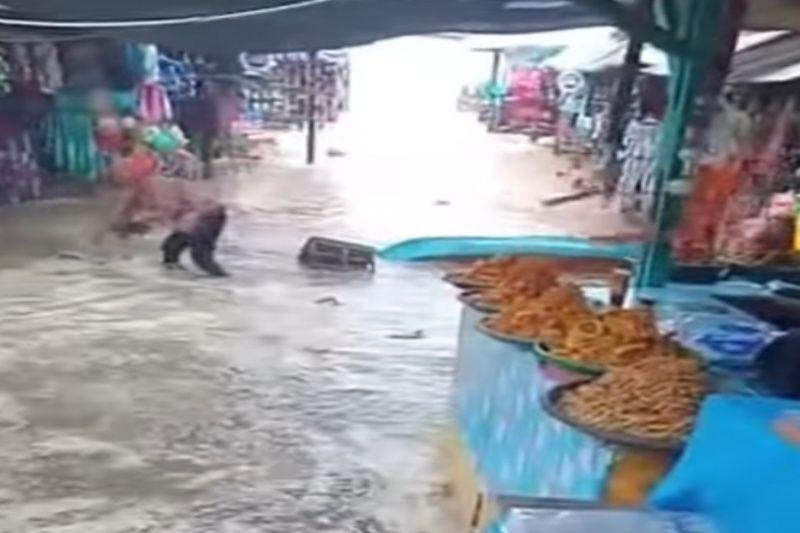 Dihantam Gelombang Tinggi, Belasan Lapak di Pantai Gunung Kidul Rusak