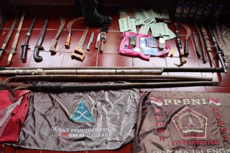 Polisi Grebek Markas Ormas Lakukan Premanisme di Cirebon, Sita Airsoft Gun dan Puluhan Sajam