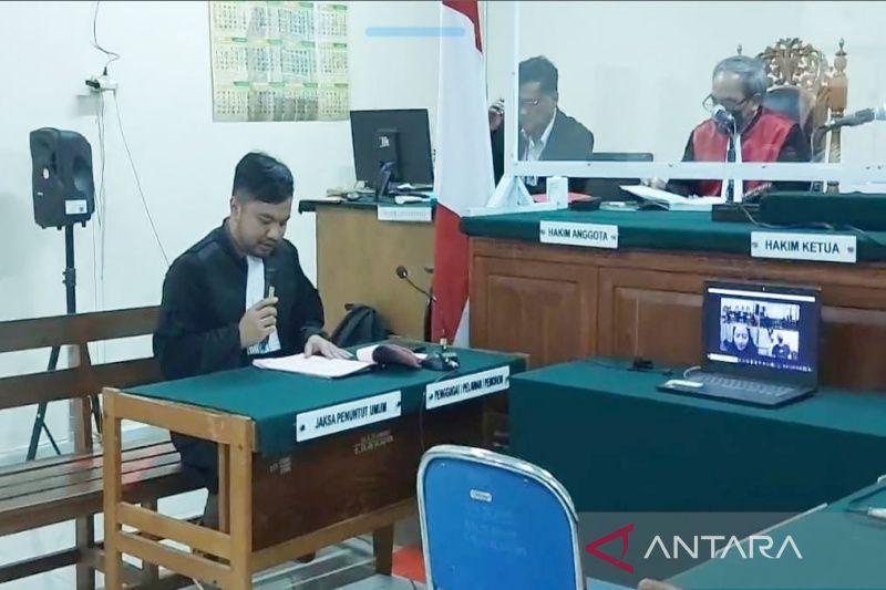 Bandar Arisan Online Oknum Bhayangkari Dituntut 2,6 Bulan