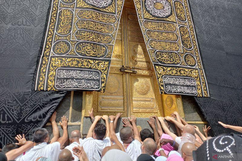 Beruntungnya Jemaah Kloter Terakhir, Bisa Sentuh dan Cium Ka'bah