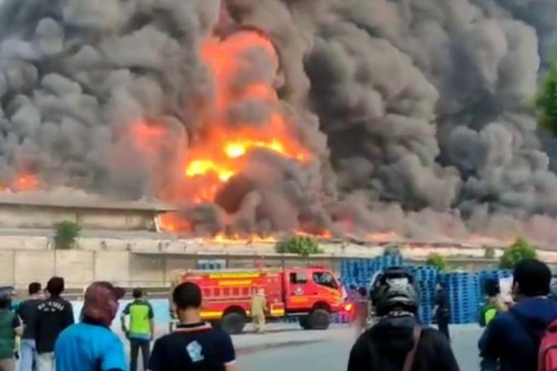 Dua Unit Damkar Masih Standby di Lokasi Kebakaran Pabrik Aluminium Foil di Gunungputri