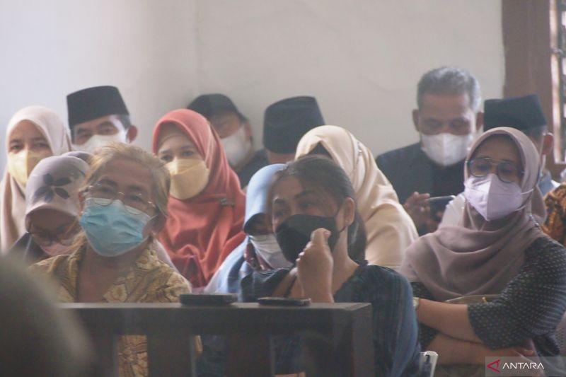 Anggap Kasus Janggal, Emak-emak Menangis saat Ade Yasin Baca Pledoi di Tipikor Bandung