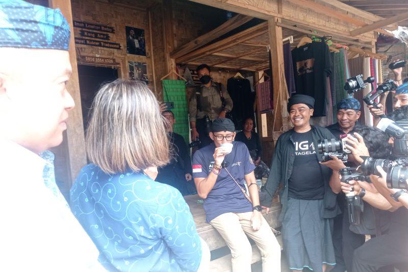 Sandiaga Borong Produk Warga Badui