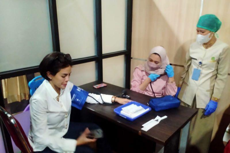 Nikita Mirzani Banting Mic dan Lempar Berkas, Lemkapi: Bisa Masuk Penghinaan Badan Peradilan
