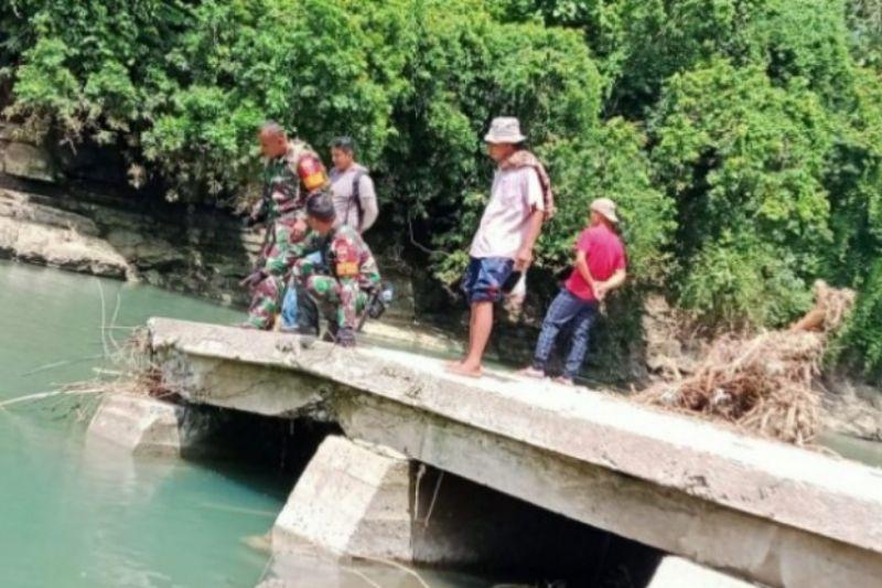 Jembatan Kalummang di Polewali Mandar Rusak Akibat Banjir
