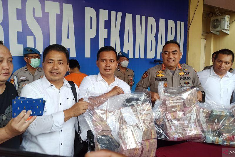 Polisi Bongkar Sindikat Pengedar Narkoba di Riau, Uang Rp3,2 Miliar dan Satu Mobil Disita