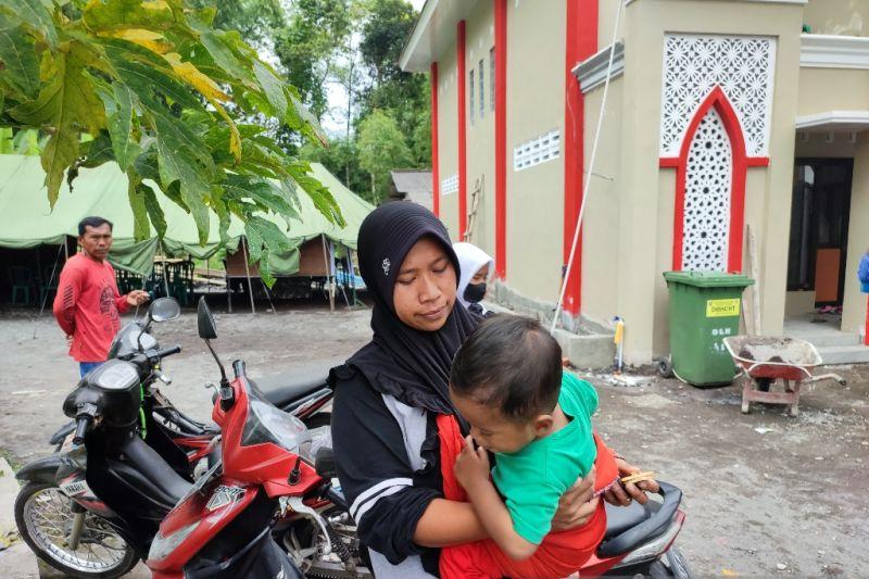 Pengungsi Semeru Butuh Selimut dan Tikar untuk Tidur