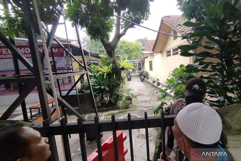 Polisi Ledakkan Bom yang Diduga masih Tersisa di Polsek Astanaanyar