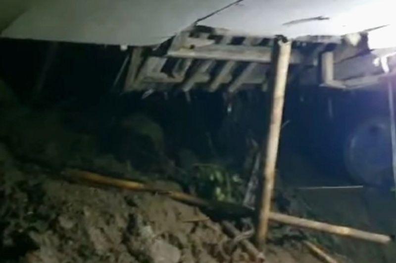 Rumah di Purwakarta Tertimpa Tebing Longsor, Bocah 8 Tahun Meninggal Dunia