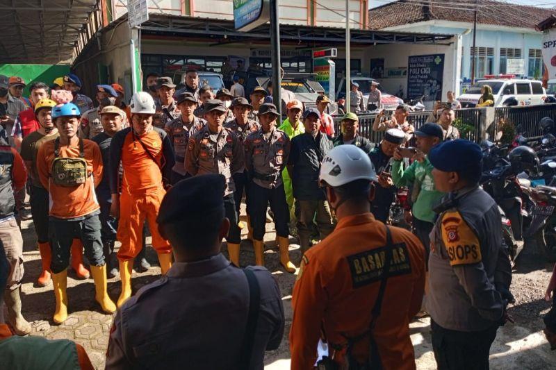 Tim SAR Cari Dua Orang hilang Korban Tanah longsor-Banjir Lumpur di Sumedang Jabar