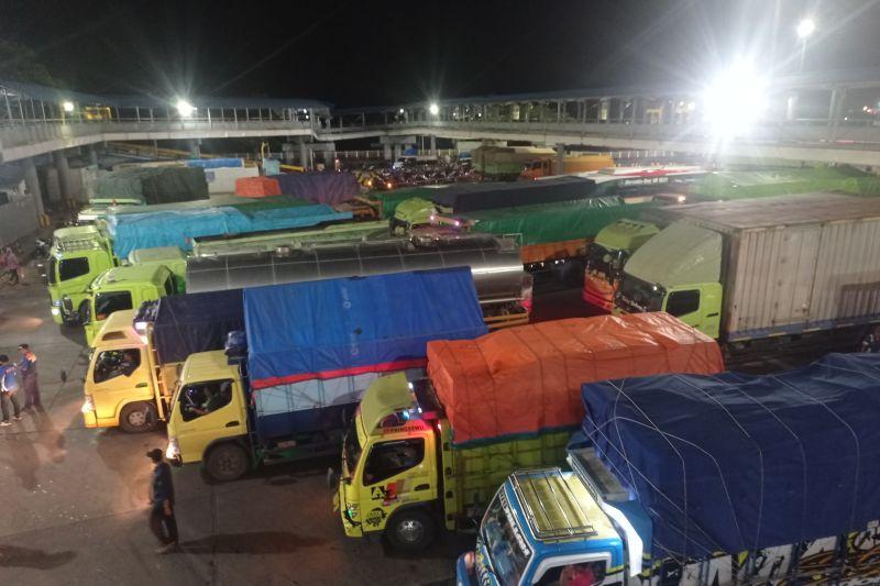 Jelang Pembatasan Kendaraan Arus Mudik, Pelabuhan Merak Dipenuhi Truk