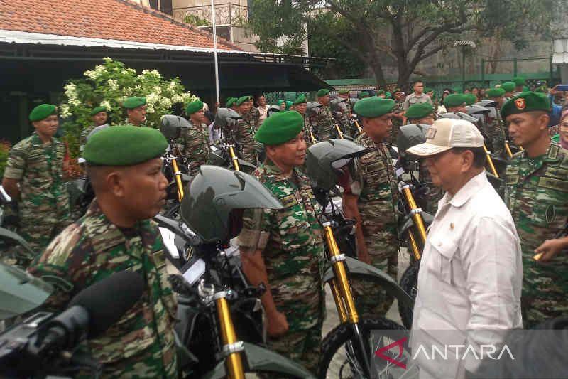 Prabowo Bagi-bagi 20 Motor untuk Babinsa di Indramayu