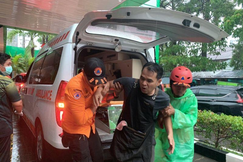 4 Warga Tertimpa Pohon Tumbang di Makassar Dievakuasi, 1 Masih Terjebak