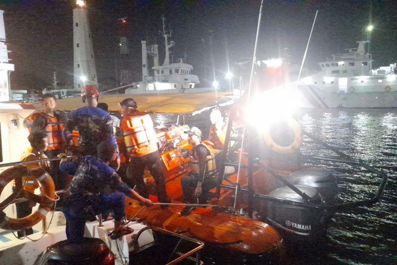 Tim SAR Evakuasi 12 Kru Kapal Cahaya Harapan Hati di Perairan Semarang