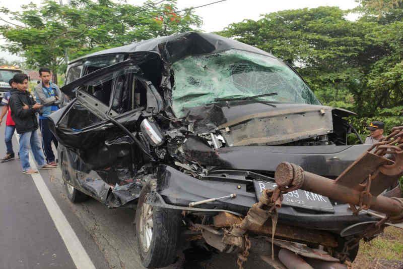 Truk Boks Hantam Minibus di Cirebon, Satu Orang Meninggal Dunia