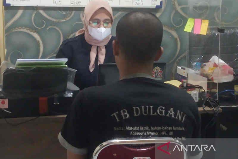 Bejat! Pengajar di Cirebon Cabuli Korban dengan Diajak Nonton Video Porno Sesama Jenis