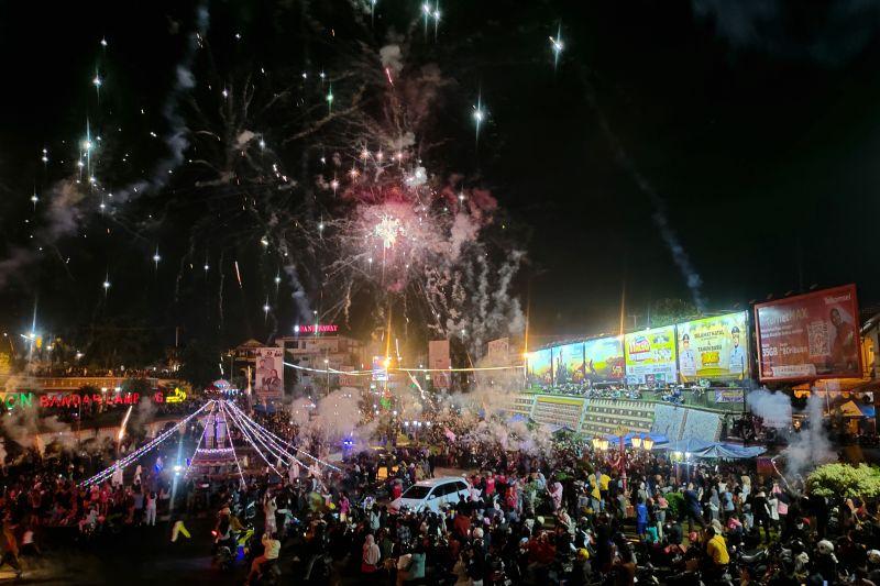 Warga Bandarlampung Padati Bundaran Lungsir Rayakan Malam Tahun Baru