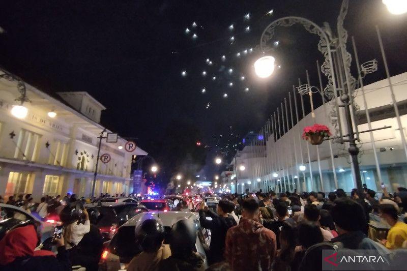 Mobil dan Pengunjung Jadi Satu, Jalan Asia Afrika Bandung Macet Total saat Malam Tahun Baru 2023