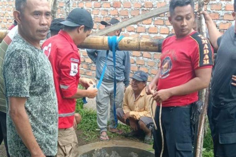Petugas Damkar Selamatkan Pelajar Tercebur Sumur Sedalam 15 Meter di Rejang Lebong