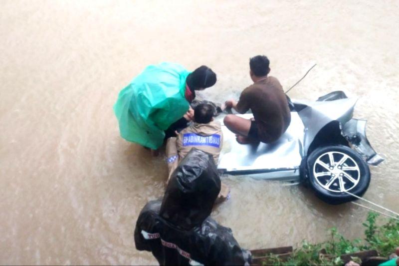 Mobil Tabrak Pohon hingga Terjun ke Parit di Pangkep, 5 Orang Tewas